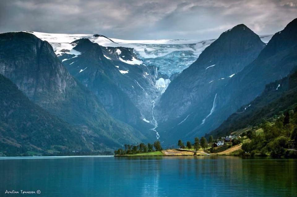 Glacier And Waterfall View Briksdalsbre Kültér fotó